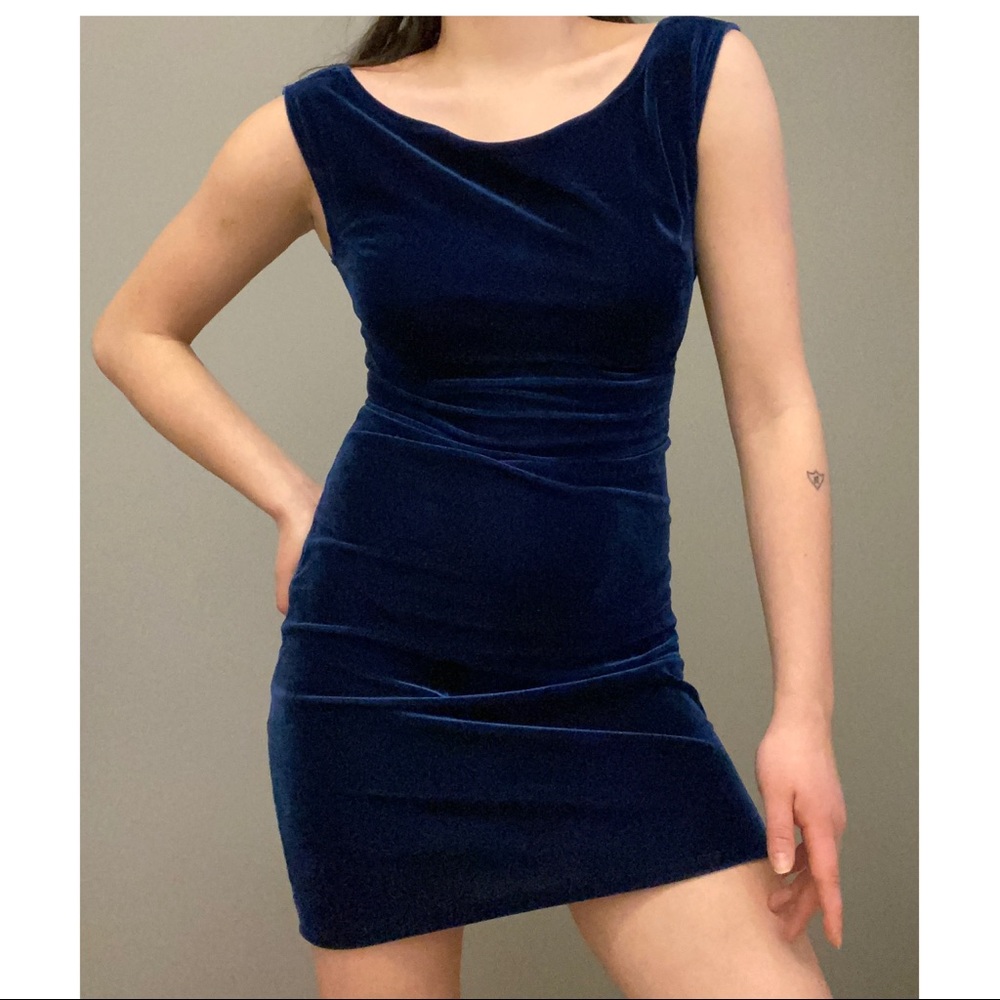 3/20$ Beautiful blue velvet dress